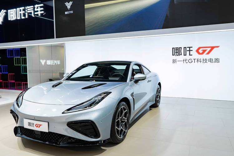 重庆13哪吒汽车在智能汽车领域的表现，领途汽车在新能源汽车市场中的影响力